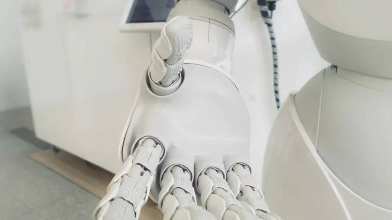 Mano robotica bianca in primo piano